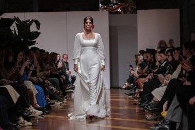 Madrid 'deki Santa Isabel Sarayı' nda Madrid Moda Haftası 'nda Atılier Couture gelin podyumunda VALERIO LUNAwhile tarafından yapılan modeller sergilenmektedir. 26 Marzo, 2025 İspanya