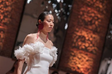 Madrid 'deki Santa Isabel Sarayı' nda Madrid Moda Haftası 'nda Atılier Couture gelin podyumunda VALERIO LUNAwhile tarafından yapılan modeller sergilenmektedir. 26 Marzo, 2025 İspanya