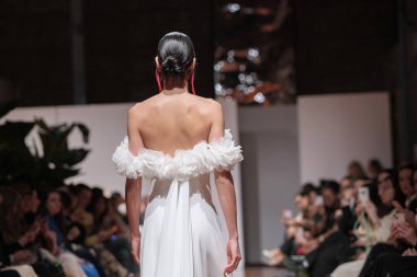 Madrid 'deki Santa Isabel Sarayı' nda Madrid Moda Haftası 'nda Atılier Couture gelin podyumunda VALERIO LUNAwhile tarafından yapılan modeller sergilenmektedir. 26 Marzo, 2025 İspanya