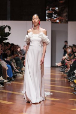 Madrid 'deki Santa Isabel Sarayı' nda Madrid Moda Haftası 'nda Atılier Couture gelin podyumunda VALERIO LUNAwhile tarafından yapılan modeller sergilenmektedir. 26 Marzo, 2025 İspanya