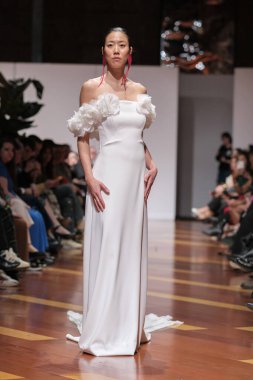 Madrid 'deki Santa Isabel Sarayı' nda Madrid Moda Haftası 'nda Atılier Couture gelin podyumunda VALERIO LUNAwhile tarafından yapılan modeller sergilenmektedir. 26 Marzo, 2025 İspanya