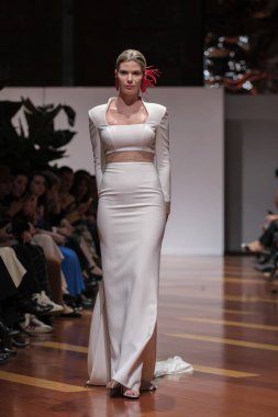 Madrid 'deki Santa Isabel Sarayı' nda Madrid Moda Haftası 'nda Atılier Couture gelin podyumunda VALERIO LUNAwhile tarafından yapılan modeller sergilenmektedir. 26 Marzo, 2025 İspanya