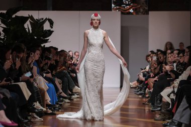 Madrid 'deki Santa Isabel Sarayı' nda Madrid Moda Haftası 'nda Atılier Couture gelin podyumunda VALERIO LUNAwhile tarafından yapılan modeller sergilenmektedir. 26 Marzo, 2025 İspanya