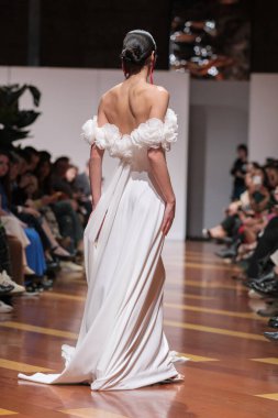 Madrid 'deki Santa Isabel Sarayı' nda Madrid Moda Haftası 'nda Atılier Couture gelin podyumunda VALERIO LUNAwhile tarafından yapılan modeller sergilenmektedir. 26 Marzo, 2025 İspanya