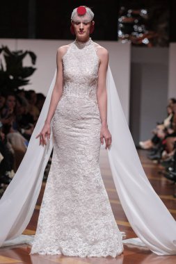 Madrid 'deki Santa Isabel Sarayı' nda Madrid Moda Haftası 'nda Atılier Couture gelin podyumunda VALERIO LUNAwhile tarafından yapılan modeller sergilenmektedir. 26 Marzo, 2025 İspanya