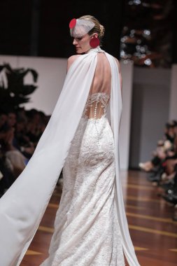 Madrid 'deki Santa Isabel Sarayı' nda Madrid Moda Haftası 'nda Atılier Couture gelin podyumunda VALERIO LUNAwhile tarafından yapılan modeller sergilenmektedir. 26 Marzo, 2025 İspanya