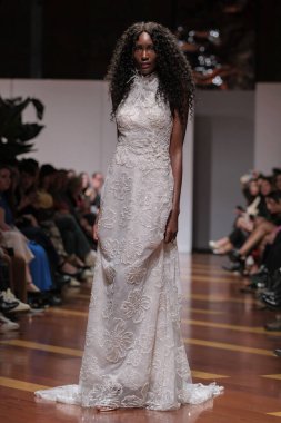 Madrid 'deki Santa Isabel Sarayı' nda Madrid Moda Haftası 'nda Atılier Couture gelin podyumunda VALERIO LUNAwhile tarafından yapılan modeller sergilenmektedir. 26 Marzo, 2025 İspanya