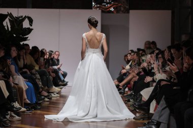 Madrid 'deki Santa Isabel Sarayı' nda Madrid Moda Haftası 'nda Atılier Couture gelin podyumunda VALERIO LUNAwhile tarafından yapılan modeller sergilenmektedir. 26 Marzo, 2025 İspanya