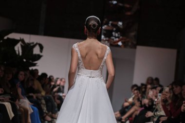 Madrid 'deki Santa Isabel Sarayı' nda Madrid Moda Haftası 'nda Atılier Couture gelin podyumunda VALERIO LUNAwhile tarafından yapılan modeller sergilenmektedir. 26 Marzo, 2025 İspanya