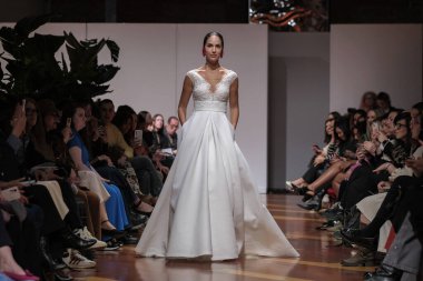 Madrid 'deki Santa Isabel Sarayı' nda Madrid Moda Haftası 'nda Atılier Couture gelin podyumunda VALERIO LUNAwhile tarafından yapılan modeller sergilenmektedir. 26 Marzo, 2025 İspanya