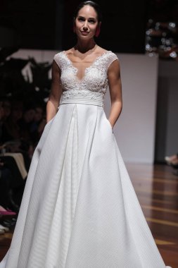 Madrid 'deki Santa Isabel Sarayı' nda Madrid Moda Haftası 'nda Atılier Couture gelin podyumunda VALERIO LUNAwhile tarafından yapılan modeller sergilenmektedir. 26 Marzo, 2025 İspanya