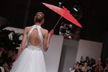 Madrid 'deki Santa Isabel Sarayı' nda Madrid Moda Haftası 'nda Atılier Couture gelin podyumunda VALERIO LUNAwhile tarafından yapılan modeller sergilenmektedir. 26 Marzo, 2025 İspanya