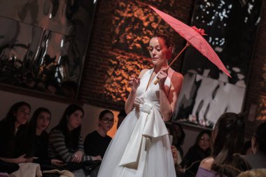 Madrid 'deki Santa Isabel Sarayı' nda Madrid Moda Haftası 'nda Atılier Couture gelin podyumunda VALERIO LUNAwhile tarafından yapılan modeller sergilenmektedir. 26 Marzo, 2025 İspanya