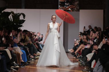 Madrid 'deki Santa Isabel Sarayı' nda Madrid Moda Haftası 'nda Atılier Couture gelin podyumunda VALERIO LUNAwhile tarafından yapılan modeller sergilenmektedir. 26 Marzo, 2025 İspanya