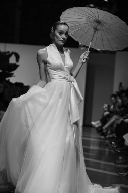 Madrid 'deki Santa Isabel Sarayı' nda Madrid Moda Haftası 'nda Atılier Couture gelin podyumunda VALERIO LUNAwhile tarafından yapılan modeller sergilenmektedir. 26 Marzo, 2025 İspanya