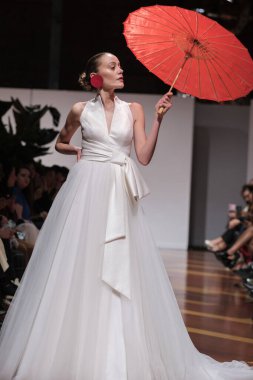 Madrid 'deki Santa Isabel Sarayı' nda Madrid Moda Haftası 'nda Atılier Couture gelin podyumunda VALERIO LUNAwhile tarafından yapılan modeller sergilenmektedir. 26 Marzo, 2025 İspanya