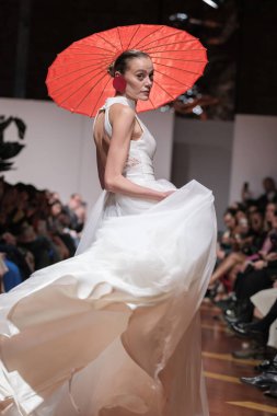 Madrid 'deki Santa Isabel Sarayı' nda Madrid Moda Haftası 'nda Atılier Couture gelin podyumunda VALERIO LUNAwhile tarafından yapılan modeller sergilenmektedir. 26 Marzo, 2025 İspanya