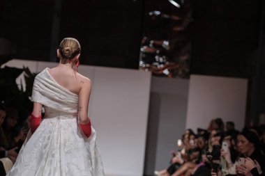 Madrid 'deki Santa Isabel Sarayı' nda Madrid Moda Haftası 'nda Atılier Couture gelin podyumunda VALERIO LUNAwhile tarafından yapılan modeller sergilenmektedir. 26 Marzo, 2025 İspanya