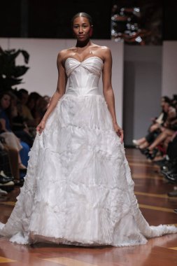 Madrid 'deki Santa Isabel Sarayı' nda Madrid Moda Haftası 'nda Atılier Couture gelin podyumunda VALERIO LUNAwhile tarafından yapılan modeller sergilenmektedir. 26 Marzo, 2025 İspanya