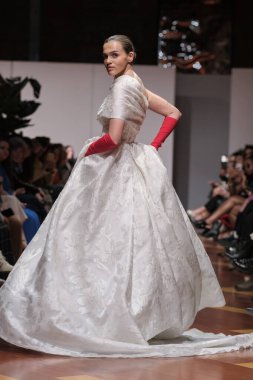 Madrid 'deki Santa Isabel Sarayı' nda Madrid Moda Haftası 'nda Atılier Couture gelin podyumunda VALERIO LUNAwhile tarafından yapılan modeller sergilenmektedir. 26 Marzo, 2025 İspanya