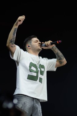 Şarkıcı RVFV, 27 Mart 2025 tarihinde İspanya 'nın Madrid kentinde bulunan Movistar Arena' daki konserinde YSY A 'nın bir konserinde sahne aldı.. 