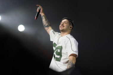 Şarkıcı RVFV, 27 Mart 2025 tarihinde İspanya 'nın Madrid kentinde bulunan Movistar Arena' daki konserinde YSY A 'nın bir konserinde sahne aldı.. 