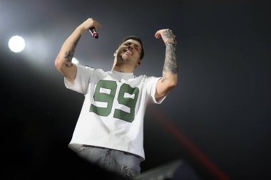 Şarkıcı RVFV, 27 Mart 2025 tarihinde İspanya 'nın Madrid kentinde bulunan Movistar Arena' daki konserinde YSY A 'nın bir konserinde sahne aldı.. 