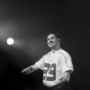 Şarkıcı RVFV, 27 Mart 2025 tarihinde İspanya 'nın Madrid kentinde bulunan Movistar Arena' daki konserinde YSY A 'nın bir konserinde sahne aldı.. 