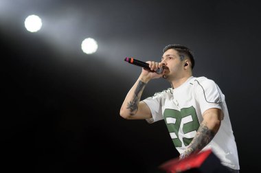 Şarkıcı RVFV, 27 Mart 2025 tarihinde İspanya 'nın Madrid kentinde bulunan Movistar Arena' daki konserinde YSY A 'nın bir konserinde sahne aldı.. 