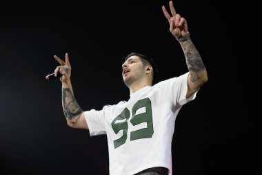 Şarkıcı RVFV, 27 Mart 2025 tarihinde İspanya 'nın Madrid kentinde bulunan Movistar Arena' daki konserinde YSY A 'nın bir konserinde sahne aldı.. 