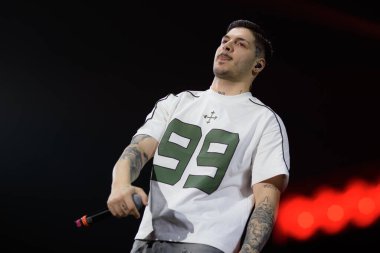 Şarkıcı RVFV, 27 Mart 2025 tarihinde İspanya 'nın Madrid kentinde bulunan Movistar Arena' daki konserinde YSY A 'nın bir konserinde sahne aldı.. 