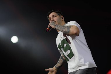 Şarkıcı RVFV, 27 Mart 2025 tarihinde İspanya 'nın Madrid kentinde bulunan Movistar Arena' daki konserinde YSY A 'nın bir konserinde sahne aldı.. 