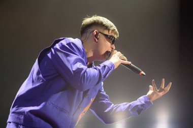 Rapçi, yapımcı ve serbest çalışan YSY A, 27 Mart 2025 tarihinde İspanya 'nın Madrid kentinde Movistar Arena' da verdiği konserde sahne aldı.. 