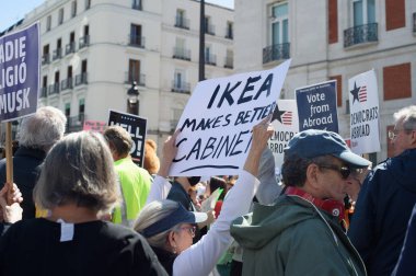29 Mart 2025 'te Madrid' deki Puerta del Sol 'da düzenlenen Trump karşıtı protesto sırasında bayraklı göstericiler.