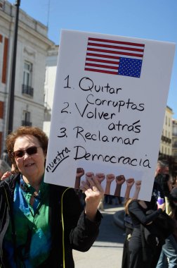 29 Mart 2025 'te Madrid' deki Puerta del Sol 'da düzenlenen Trump karşıtı protesto sırasında bayraklı göstericiler.