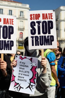 29 Mart 2025 'te Madrid' deki Puerta del Sol 'da düzenlenen Trump karşıtı protesto sırasında bayraklı göstericiler.