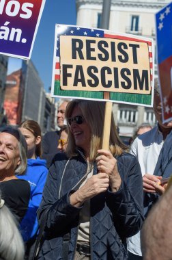 29 Mart 2025 'te Madrid' deki Puerta del Sol 'da düzenlenen Trump karşıtı protesto sırasında bayraklı göstericiler.