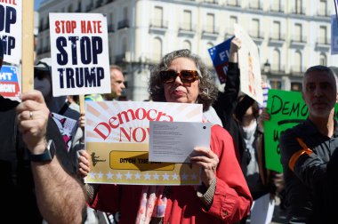 29 Mart 2025 'te Madrid' deki Puerta del Sol 'da düzenlenen Trump karşıtı protesto sırasında bayraklı göstericiler.