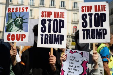 29 Mart 2025 'te Madrid' deki Puerta del Sol 'da düzenlenen Trump karşıtı protesto sırasında bayraklı göstericiler.