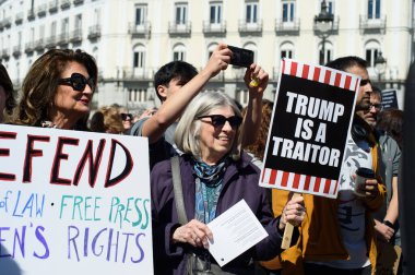 29 Mart 2025 'te Madrid' deki Puerta del Sol 'da düzenlenen Trump karşıtı protesto sırasında bayraklı göstericiler.