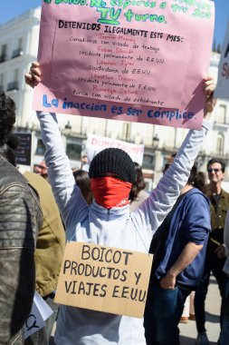 29 Mart 2025 'te Madrid' deki Puerta del Sol 'da düzenlenen Trump karşıtı protesto sırasında bayraklı göstericiler.