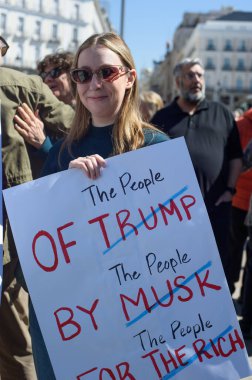 29 Mart 2025 'te Madrid' deki Puerta del Sol 'da düzenlenen Trump karşıtı protesto sırasında bayraklı göstericiler.