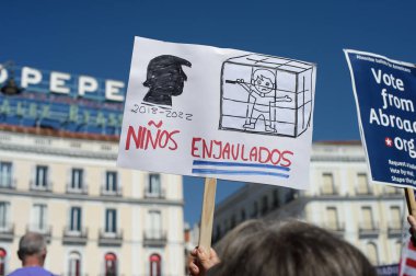 29 Mart 2025 'te Madrid' deki Puerta del Sol 'da düzenlenen Trump karşıtı protesto sırasında bayraklı göstericiler.