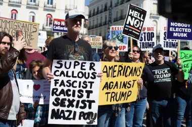 29 Mart 2025 'te Madrid' deki Puerta del Sol 'da düzenlenen Trump karşıtı protesto sırasında bayraklı göstericiler.