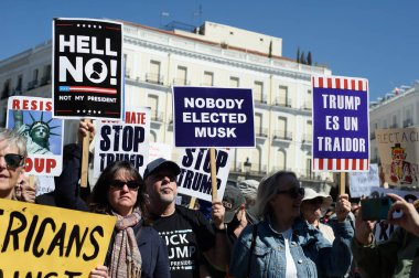 29 Mart 2025 'te Madrid' deki Puerta del Sol 'da düzenlenen Trump karşıtı protesto sırasında bayraklı göstericiler.