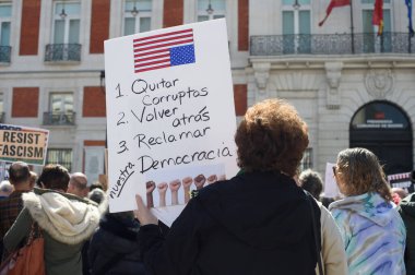 29 Mart 2025 'te Madrid' deki Puerta del Sol 'da düzenlenen Trump karşıtı protesto sırasında bayraklı göstericiler.