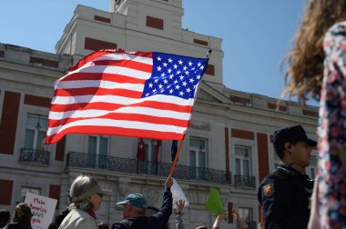 29 Mart 2025 'te Madrid' deki Puerta del Sol 'da düzenlenen Trump karşıtı protesto sırasında bayraklı göstericiler.