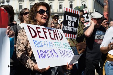 29 Mart 2025 'te Madrid' deki Puerta del Sol 'da düzenlenen Trump karşıtı protesto sırasında bayraklı göstericiler.