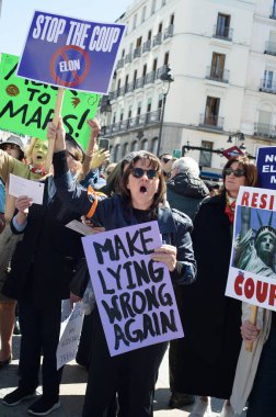 29 Mart 2025 'te Madrid' deki Puerta del Sol 'da düzenlenen Trump karşıtı protesto sırasında bayraklı göstericiler.