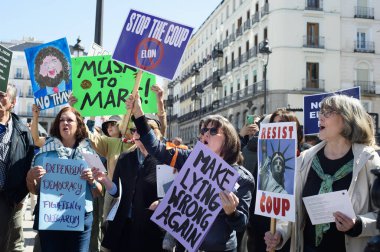 29 Mart 2025 'te Madrid' deki Puerta del Sol 'da düzenlenen Trump karşıtı protesto sırasında bayraklı göstericiler.